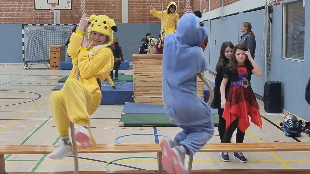 kostümierte Kinder beim Spielen in der kleinen Turnhalle