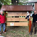 Horst Wolf und Christian Draeger präsentieren das neue Schulschild