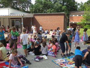 Flohmarkt auf dem Schulhof der Albert Schweizer Schule in Gifhorn